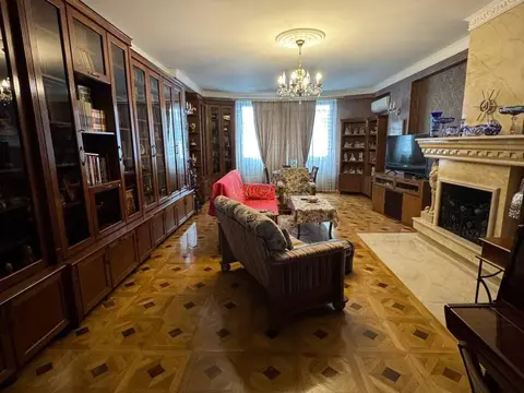 Продается 9 комнатная квартира в центре города.