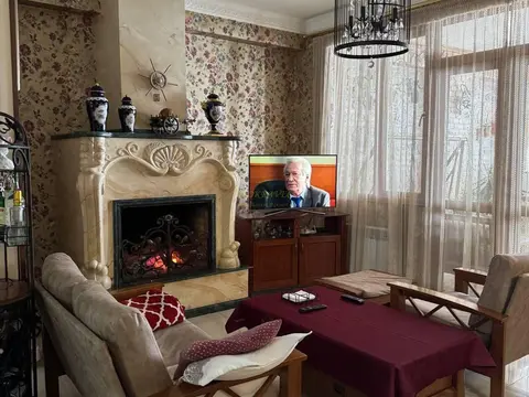 Продается 9 комнатная квартира в центре города.