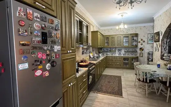 Продается 9 комнатная квартира в центре города.