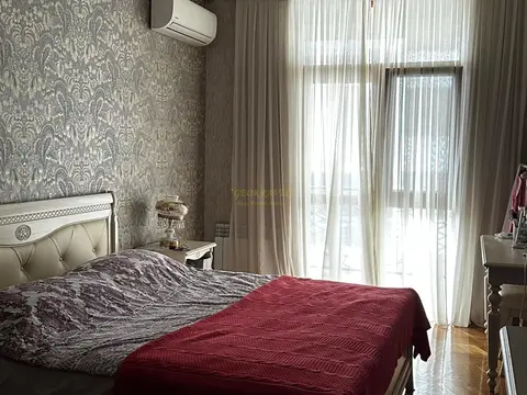 Продается 9 комнатная квартира в центре города.