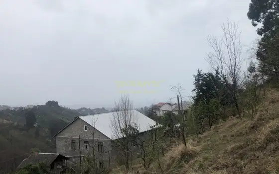 Продается земельный участок с видом на море и горы в тихом месте в Махинджаури.