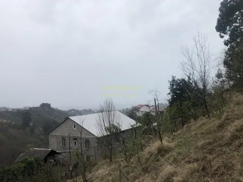 Продается земельный участок с видом на море и горы в тихом месте в Махинджаури.
