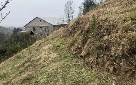 Продается земельный участок с видом на море и горы в тихом месте в Махинджаури.