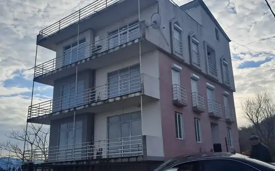 Трёхэтажный дом с видом на море и горы в Ахалсопели - სურათი 1