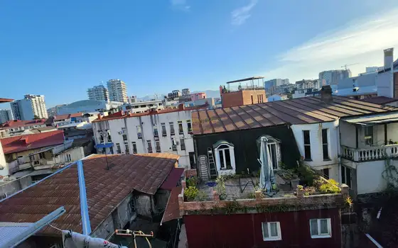 Продается трёхкомнатная квартира в центре города.
