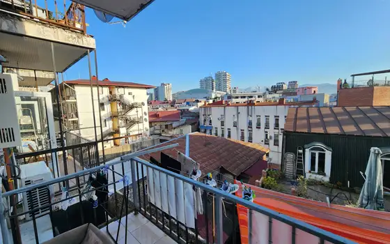 Продается трёхкомнатная квартира в центре города.