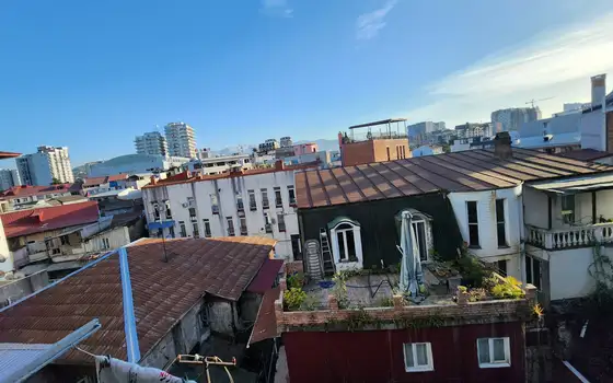 Продается трёхкомнатная квартира в центре города.