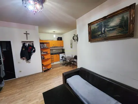 Продается трёхкомнатная квартира в центре города.