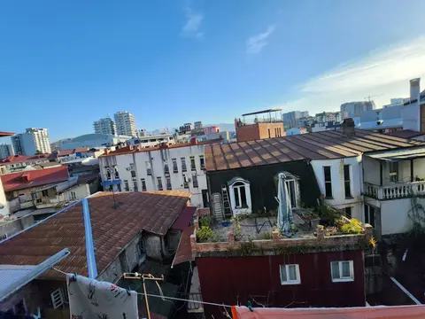 Продается трёхкомнатная квартира в центре города.