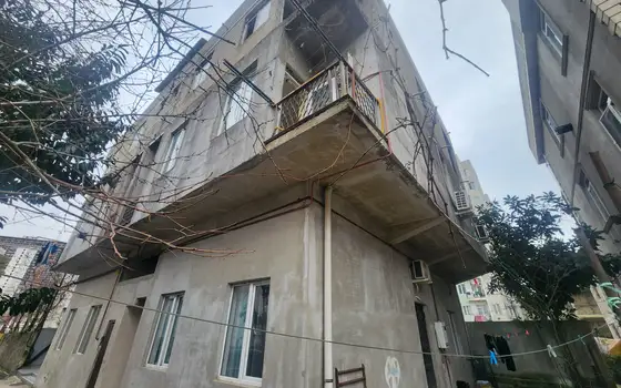 10-квартирный трехэтажный дом в Батуми - სურათი 1