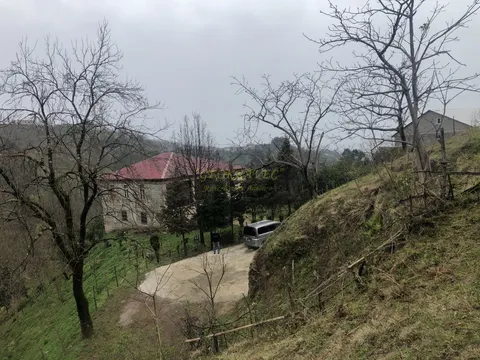 Продается земельный участок с видом на море и горы в тихом месте в Махинджаури.