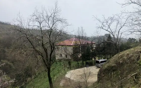 Продается земельный участок с видом на море и горы в тихом месте в Махинджаури.
