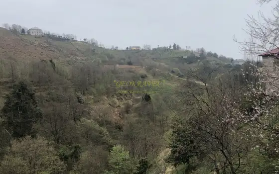 Продается земельный участок с видом на море и горы в тихом месте в Махинджаури.