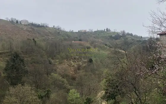 Продается земельный участок с видом на море и горы в тихом месте в Махинджаури.