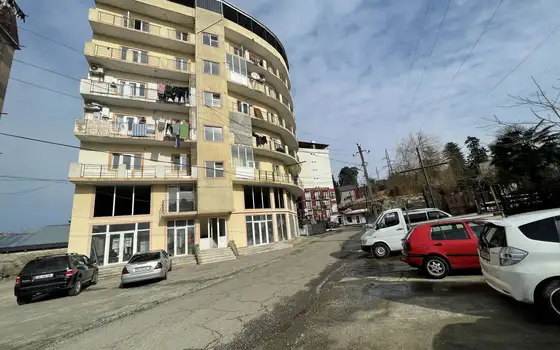 Трехкомнатная квартира в Махинджаури.
