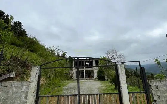 Двухэтажный дом с большим участком и видом на горы в Тхилнари - სურათი 1