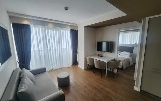 Дизайнерская 2-комнатная квартира с видом на море в Alliance Palace Batumi - სურათი 1