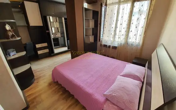 Продается квартира в центре старого Батуми на 5 этаже с ремонтом и мебелью.