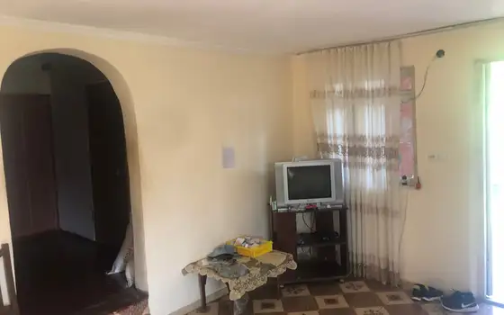 Продается частный дом в тихом районе с красивым видом на горы, в Кобулетском муниципалитете.