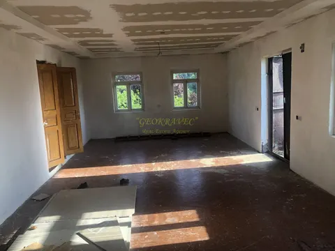 Продается частный дом в тихом районе с красивым видом на горы, в Кобулетском муниципалитете.
