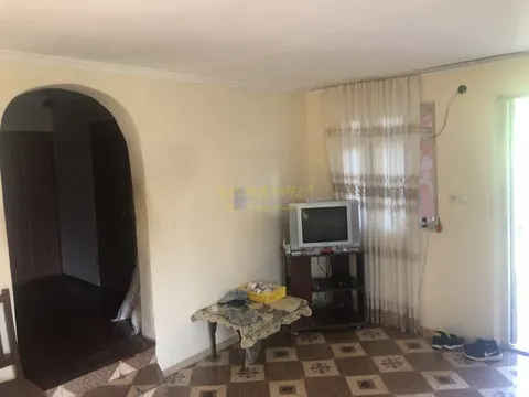 Продается частный дом в тихом районе с красивым видом на горы, в Кобулетском муниципалитете.