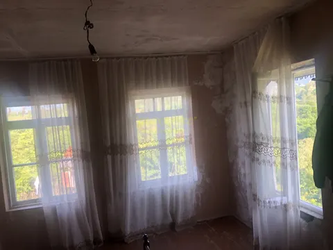 Продается частный дом в тихом районе с красивым видом на горы, в Кобулетском муниципалитете.