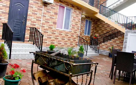 House and Operating Hotel in One Yard in Batumi, photo 6