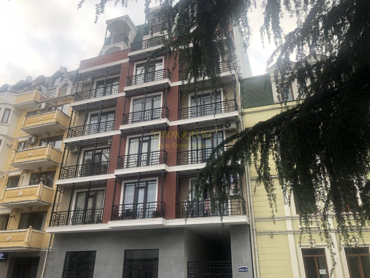 Продается квартира на седьмом этаже в центре старого города Батуми шикарним видом на горы, море и город.