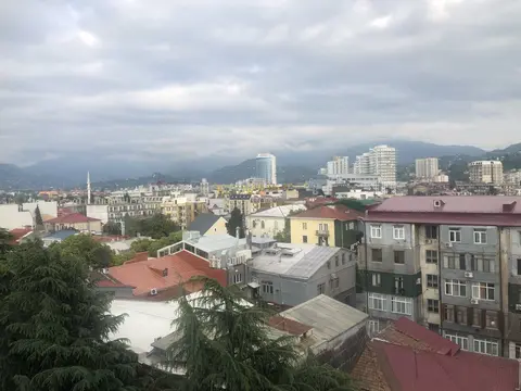 Продается квартира на седьмом этаже в центре старого города Батуми шикарним видом на горы, море и город.