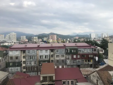 Продается квартира на седьмом этаже в центре старого города Батуми шикарним видом на горы, море и город.