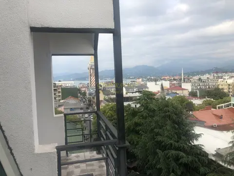 Продается квартира на седьмом этаже в центре старого города Батуми шикарним видом на горы, море и город.