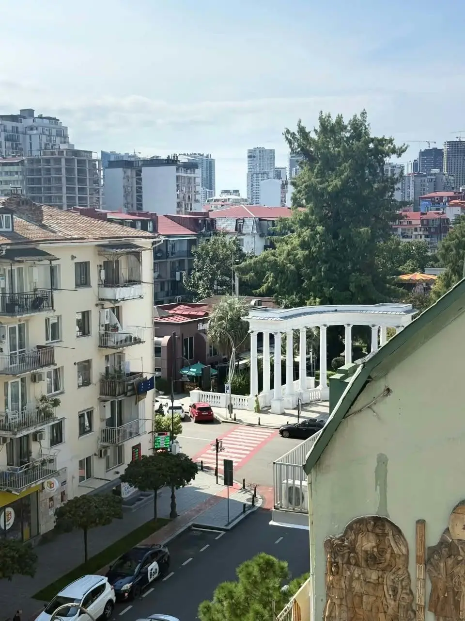 ნათელი ბინა პარკის ხედით ძველი ბათუმის გულში, ფოტო 1
