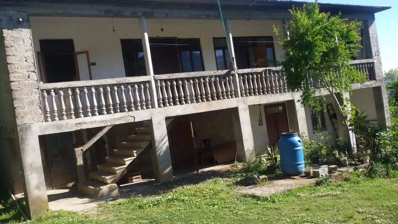 Продается частный дом в тихом районе в Чакви.