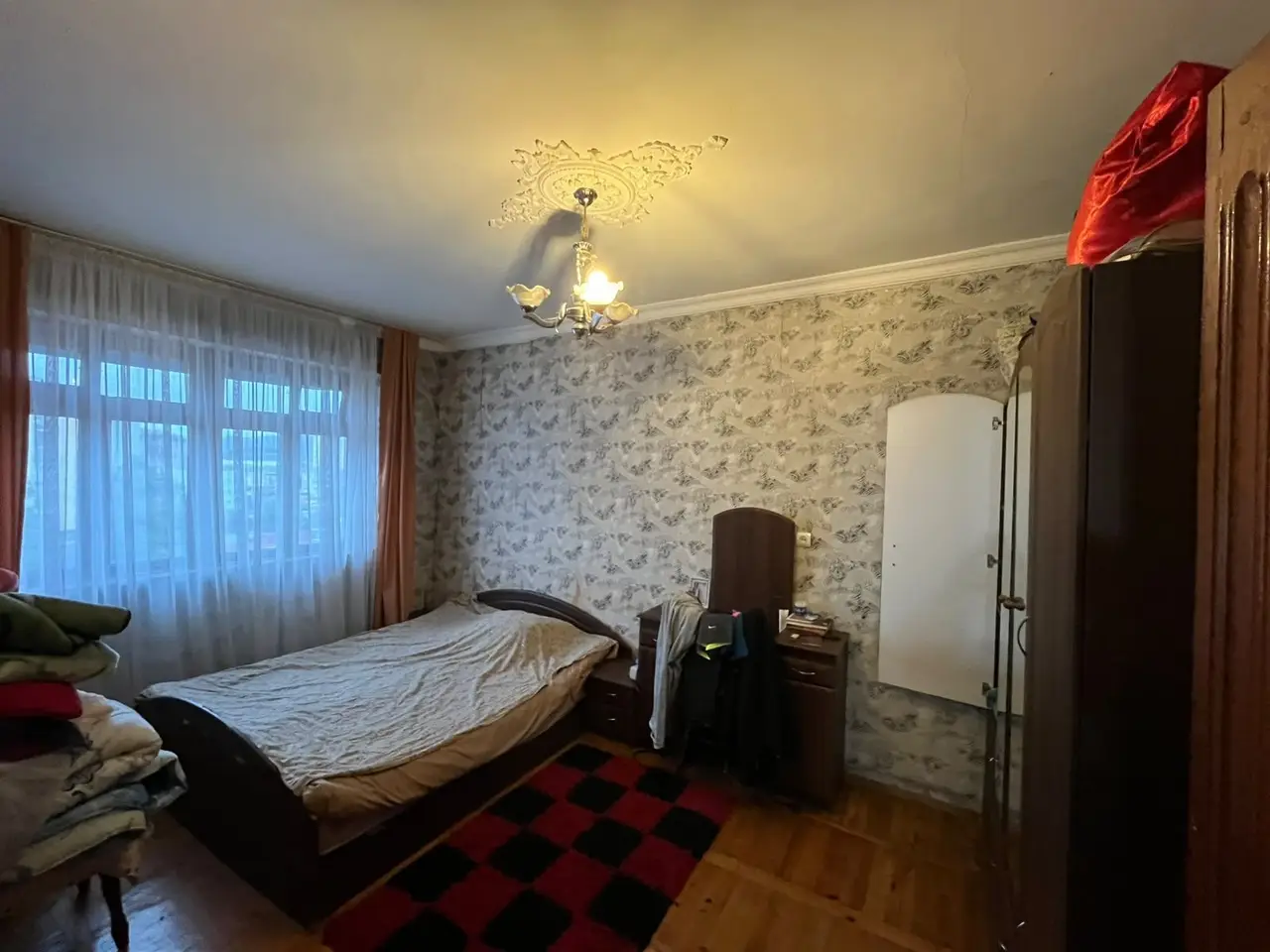 3-ოთახიანი ბინა აივნით აღმაშენებლის ქუჩაზე, ფოტო 1