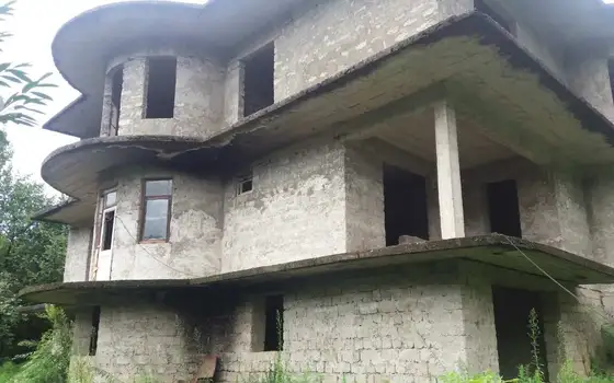 დიდი სახლი 3200 მ² მიწის ნაკვეთით მახინჯაურში, ფოტო 3