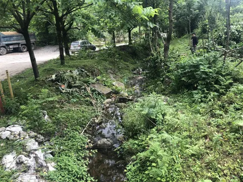 Продается земельный участок у маленькой реки в тихом месте.
