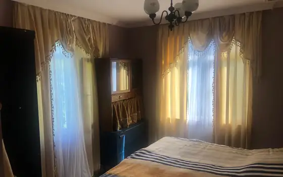 Продается частный дом в тихом районе с видом на горы.