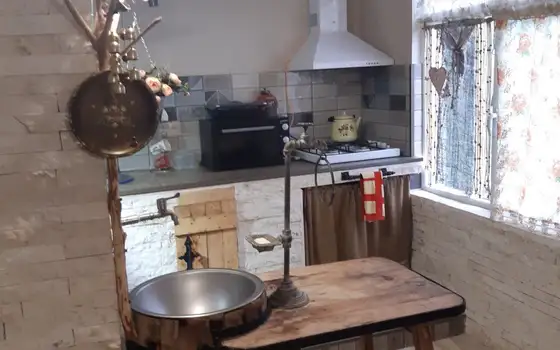 Продается частный дом в тихом районе с видом на горы.