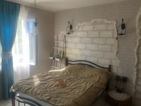 Продается частный дом в тихом районе с видом на горы.