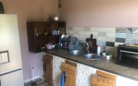 Продается частный дом в тихом районе с видом на горы.