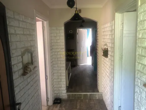 Продается частный дом в тихом районе с видом на горы.