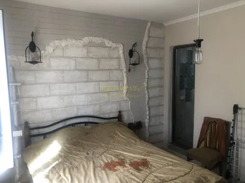 Продается частный дом в тихом районе с видом на горы.