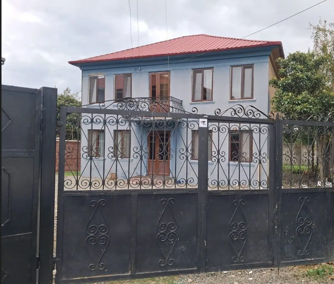 ორსართულიანი სახლი ეზოთი ბათუმის მშვიდ უბანში, ფოტო 1