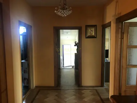 Продается пяти комнатная квартира с ремонтом и мебелью со своим гаражом.