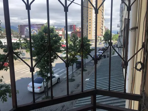 Продается пяти комнатная квартира с ремонтом и мебелью со своим гаражом.