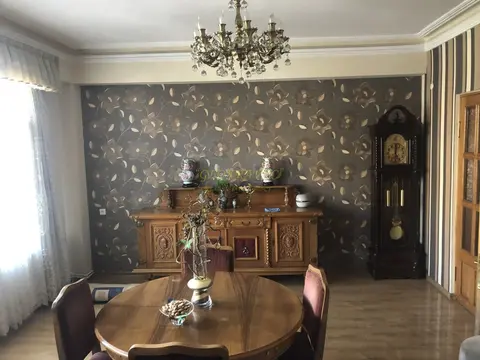 Продается пяти комнатная квартира с ремонтом и мебелью со своим гаражом.