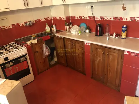 Продается пяти комнатная квартира с ремонтом и мебелью со своим гаражом.