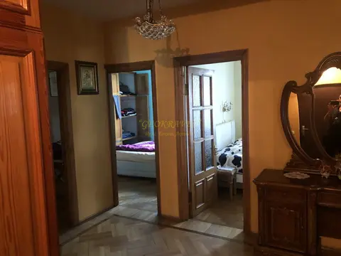Продается пяти комнатная квартира с ремонтом и мебелью со своим гаражом.