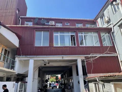 Продается коммерческая площадь  с многопрофильным бизнесом оживленном месте в центре города Кобулети.
