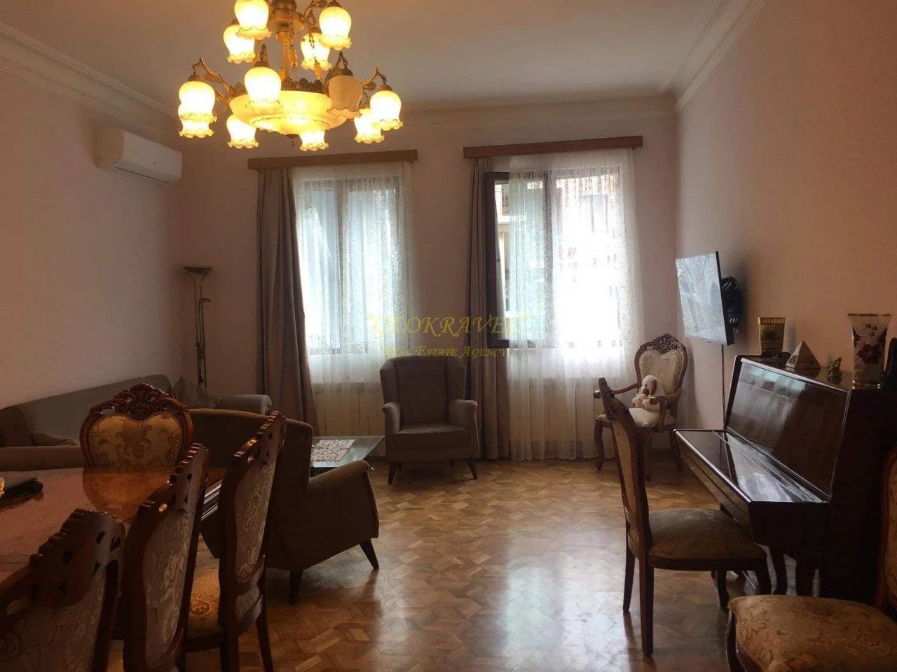 Продается 3-х этажная квартира в центре старого Батуми, выгодно под хостел.